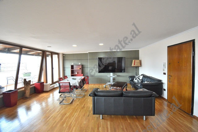 Apartament 3+1 me qera ne fillim te rruges Pjeter Budi ne Tirane.

Ndodhet ne katin e 7-te dhe te 